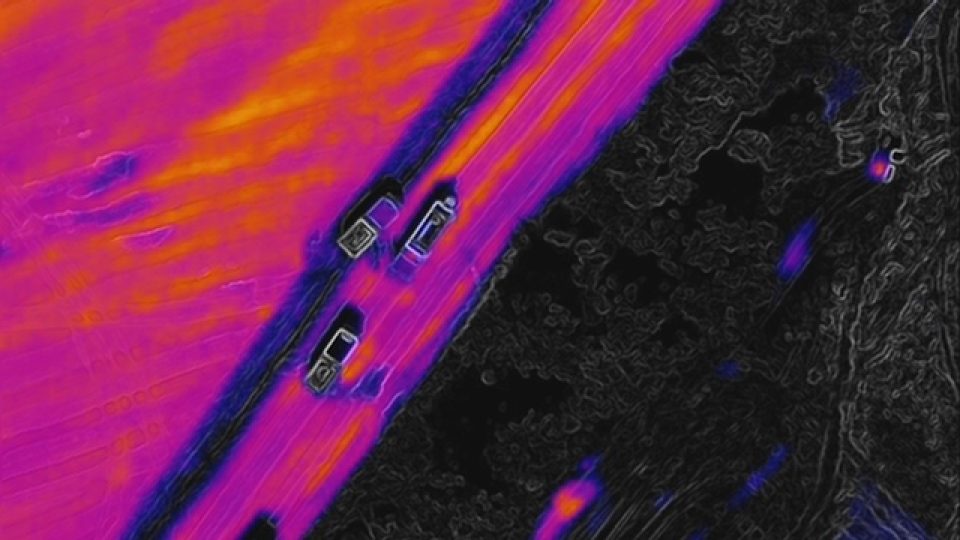 Hasičská auta zasahují u požáru pole - záběr termokamerou