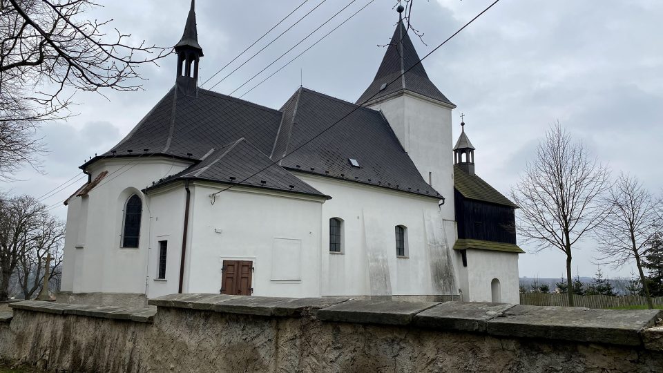Kostel na kopci v Jenišovicích, křížek z pověsti je hned pod ním