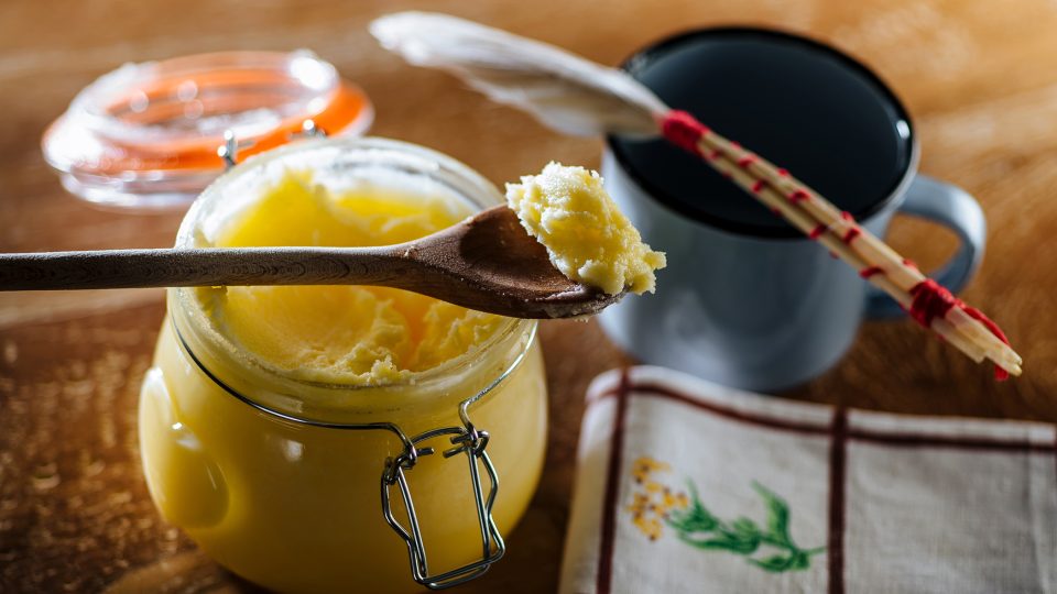 Přepuštěné máslo se dostává zpět do českých kuchyní