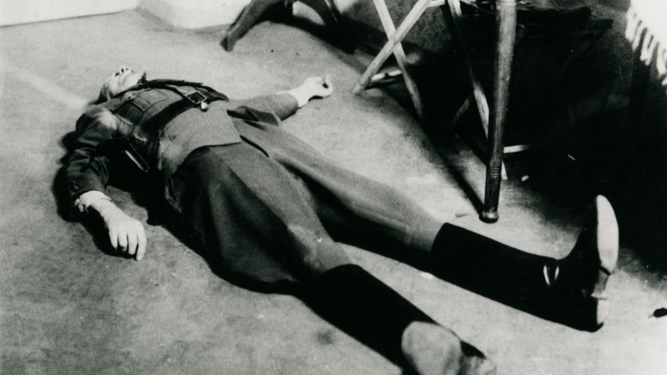Zastřelený poručík Trnka na schodišti na pardubickém gestapu