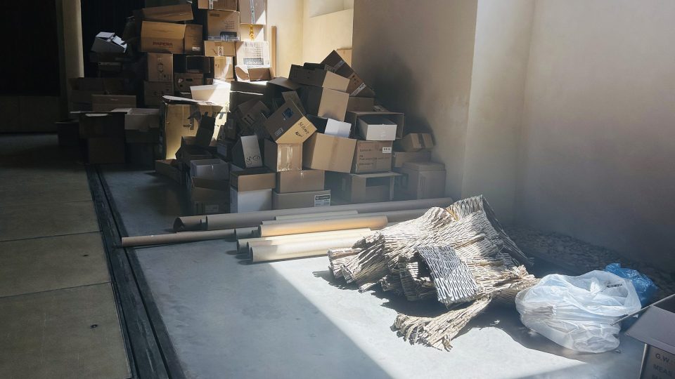 Žádný materiál nepřijde na zmar. Děti využívají odpadní papír i textil | foto: Barbora Soukupová, Český rozhlas Žádný materiál nepřijde na zmar. Děti využívají odpadní papír i textil