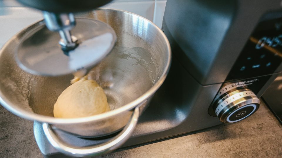 V robotu zpracujeme těsto | foto: Jana Volková V robotu zpracujeme těsto