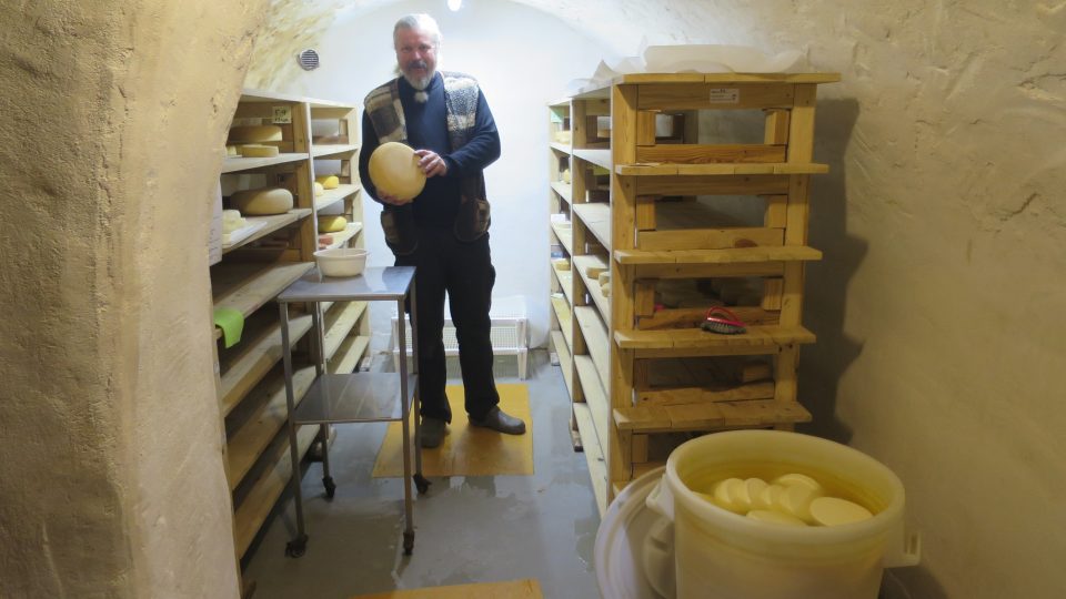 Ve sklepě statku zrají sýry z vlastní produkce