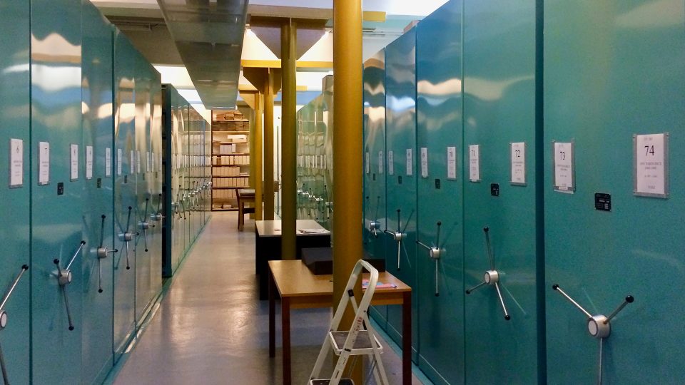 V pardubickém archivu šetří místo díky posuvným regálům