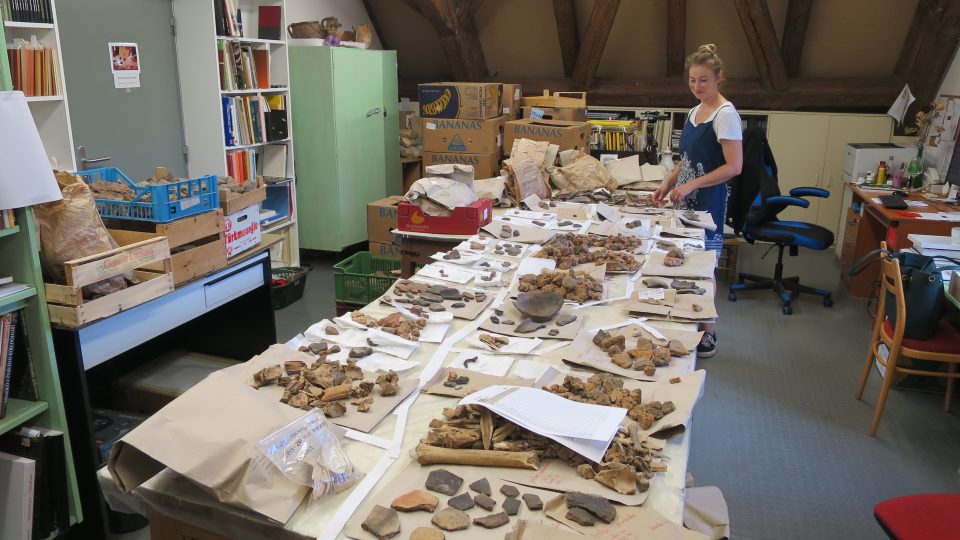 Archeoložka Regionálního muzea v Litomyšli Jana Němcová ve své badatelně