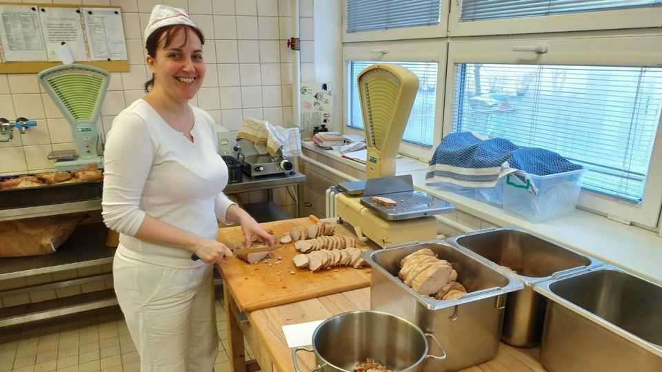 Kuchařka Kateřina Jarošová krájí maso ke svíčkové