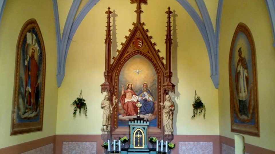 Interiér kaple Nejsvětější Trojice ve Dvakačovicích