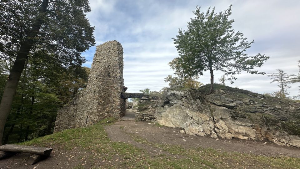 Pozůstatky předhradí jsou dodnes patrné v okolním lese