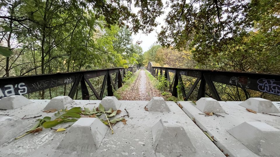 Pardubická radnice nechala masivními betonovými bloky zatarasit most Červeňák, je v havarijním stavu