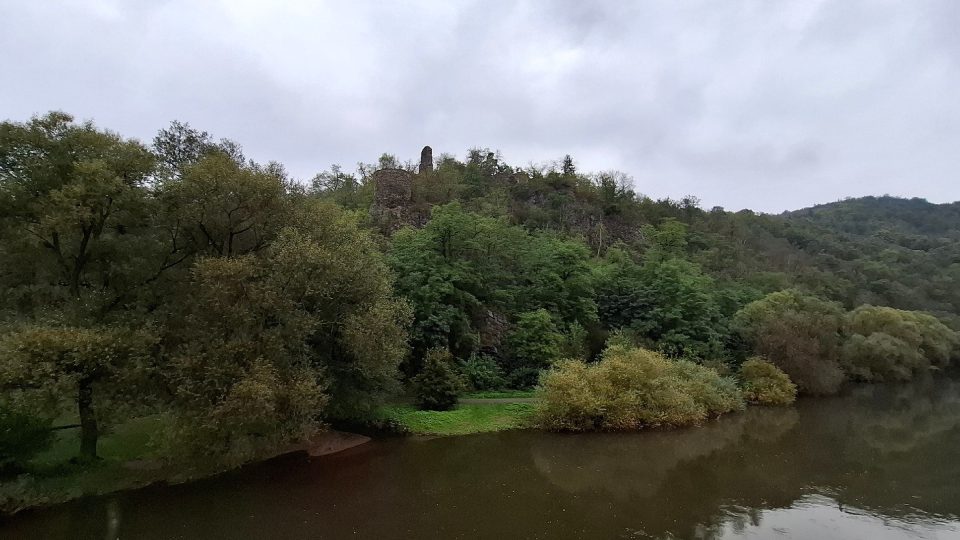 Pohled na zříceninu Zbořený Kostelec od řeky Sázavy