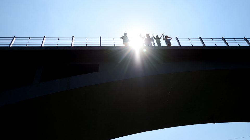 Odvážlivci často na Pastvinách skáčou z mostu. Záchranáři to ale důrazně nedoporučují