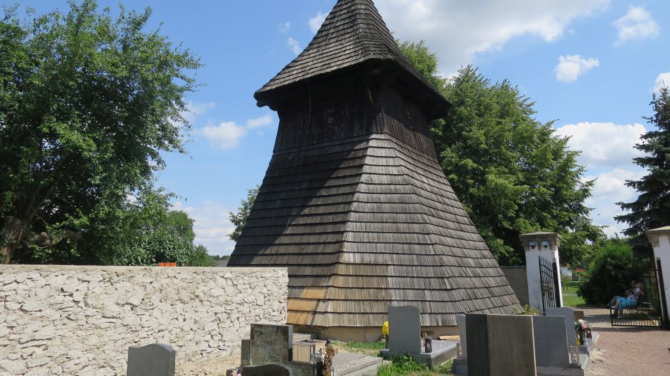 Ve zvonici jsou dva původní zvony z 16. století