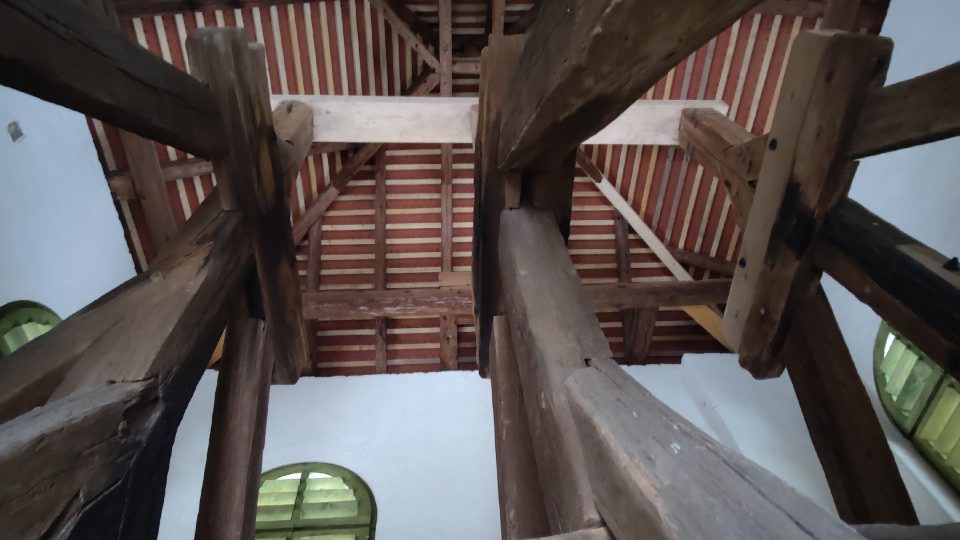 Takhle dnes po rekontrukci vypadá jedna z nejstarších zvonových stolic v Čechách | foto: OÚ Suchomasty Takhle dnes po rekontrukci vypadá jedna z nejstarších zvonových stolic v Čechách