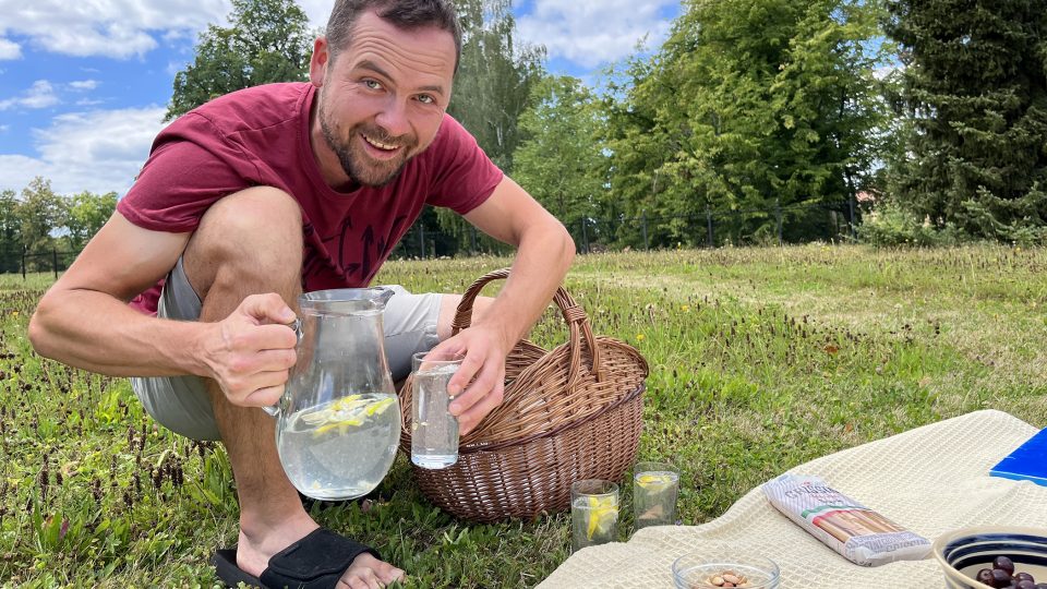 Kastelán zámku ve Slatiňanech Jaroslav Bušta připravuje piknik