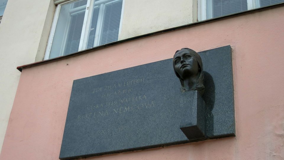 Pamětní deska Boženy Němcové na domě čp. 27 na Smetanově náměstí připomíná její pobyt