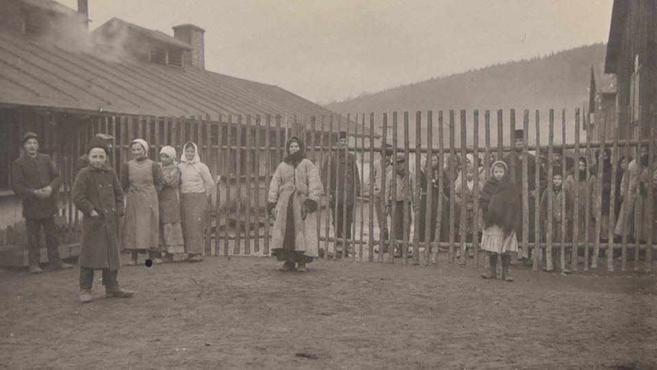 Nemocné v karanténě v roce 1916 v Choceňském Polsku odděloval jen plaňkový plot