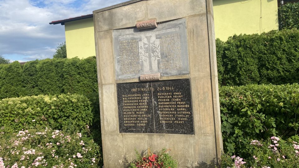 Pomník obětem náletu v Popkovicích