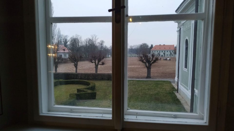 Pohled z okna zámku v Kladrubech nad Labem