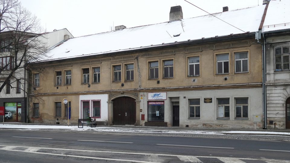 Dům, kde bydlel a měl advokátní kancelář Karel Pippich, v Poděbradově ulici, připomíná to pamětní deska