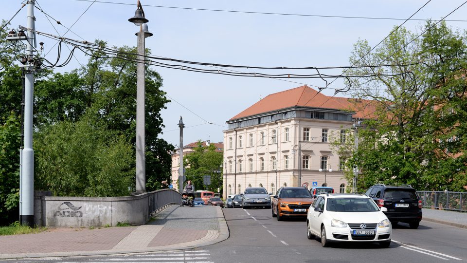 Prokopův most spojující Jahnovu třídu a Čechovo nábřeží