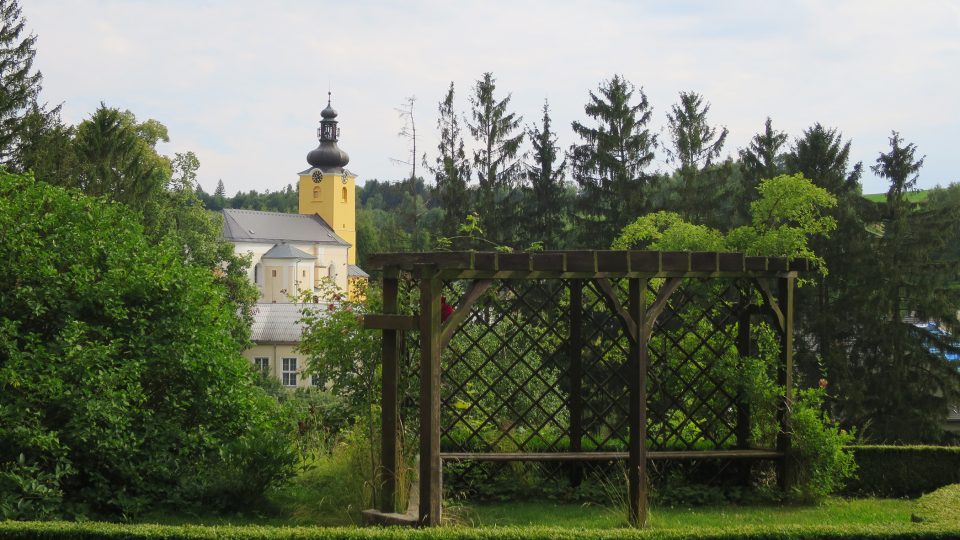 Výhled z Lurdské zahrady ke kostelu sv. Filomeny a sv. Jakuba v Koclířově
