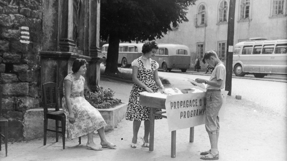 Prodej festivalových programů na Smetanově Litomyšli v padesátých letech