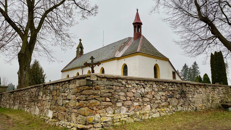 Kostel sv. Mikuláše ve stejnojmenné osadě je dalším z oblíbených poutních míst