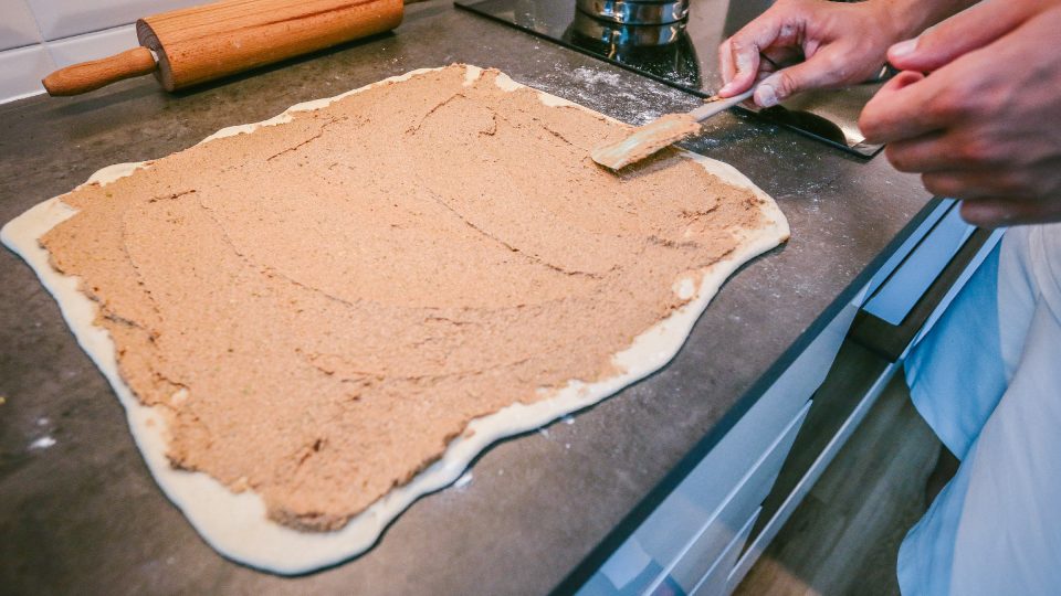 Rozválené těsto potřeme pistáciovo-skořicovou náplní | foto: Jana Volková Rozválené těsto potřeme pistáciovo-skořicovou náplní