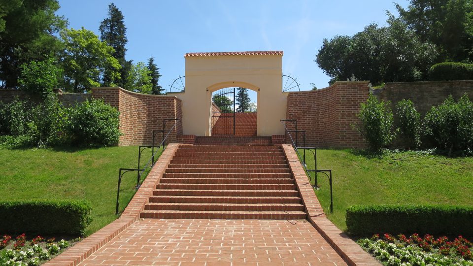 Zrekonstruované schody do zámecké zahrady