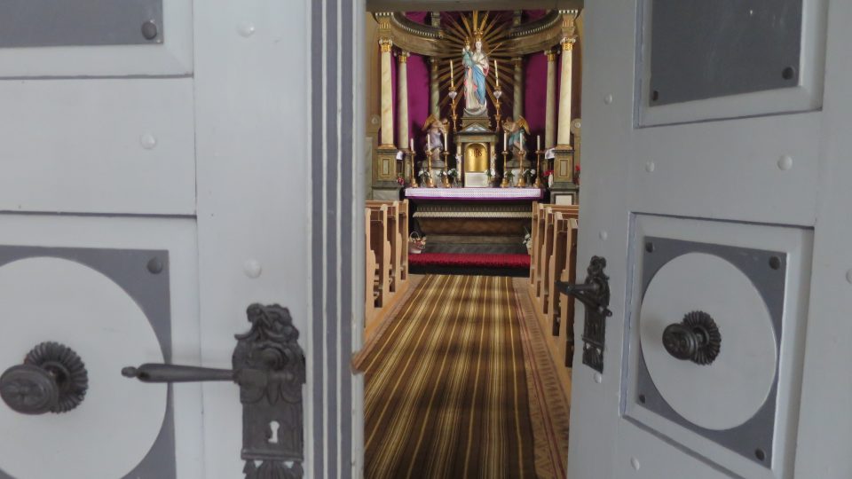Pohled do Kaple Panny Marie Královny míru v Dolní Lipce