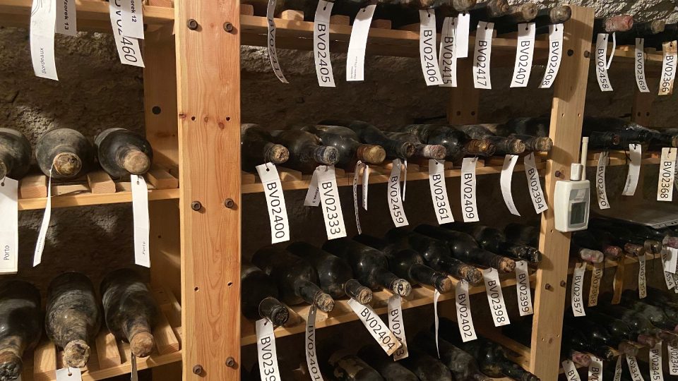 Bečovský tekutý poklad. Sbírka 136 lahví vín, koňaků a portského z konce 19. století | foto: Jana Strejčková, Český rozhlas Bečovský tekutý poklad. Sbírka 136 lahví vín, koňaků a portského z konce 19. století