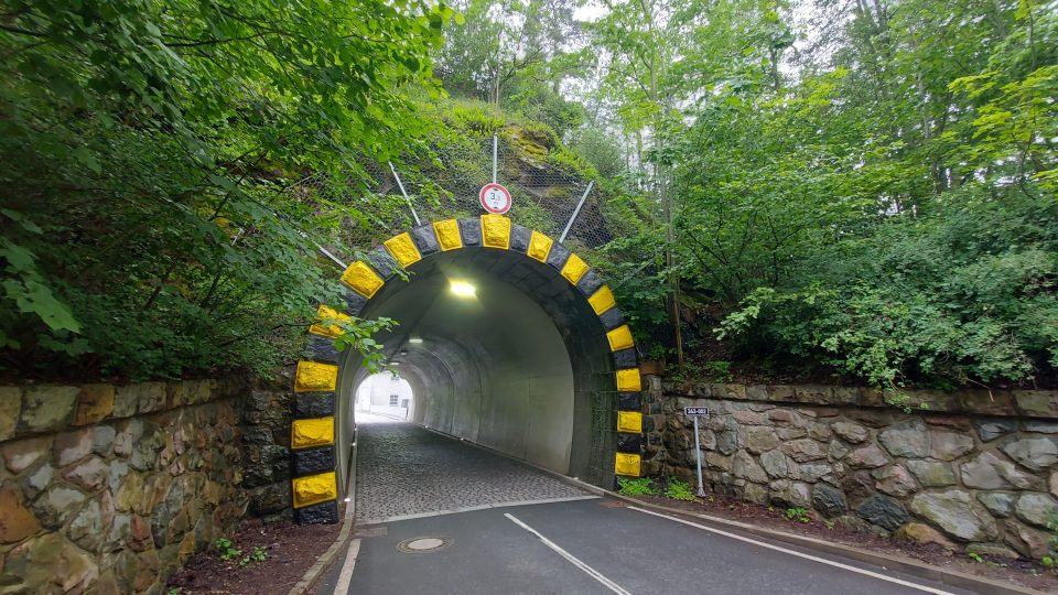 Tunel pod zříceninou hradu Vildštejn a cesta na hráz