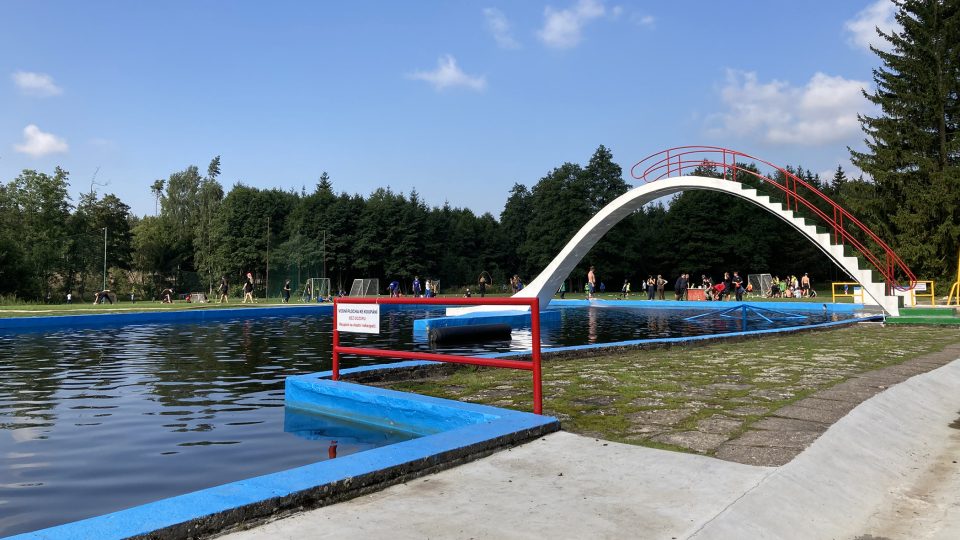 Bazén s betonovou skluzavkou