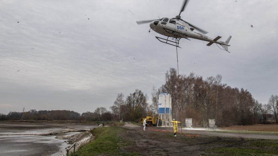Vrtulník v Břehách pomáhá rybářům desinfikovat rybník Buňkov