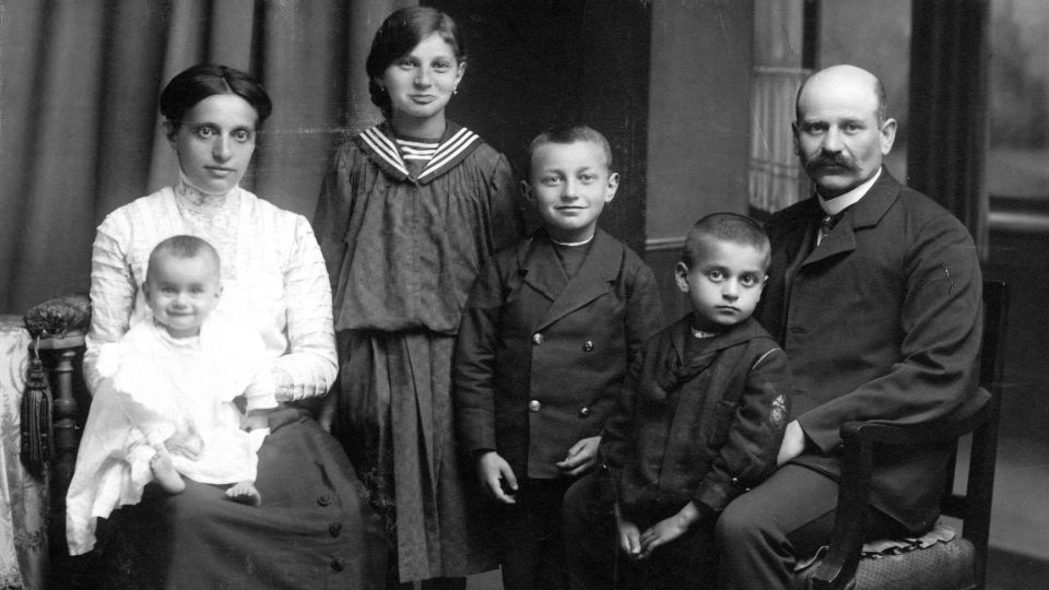 Rodina Pamova se svými čtyřmi dětmi před válkou, nikdo nepřežil.jpg