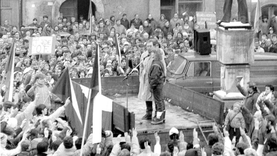 Vojtěch Stříteský a Eva Piknová 27.11. 1989 zpívají státní hymnu