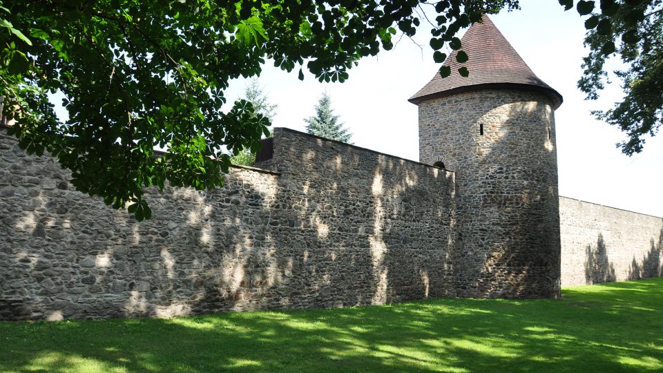 Gotické opevnění v Poličce zůstalo dochováno téměř tak, jak ho postavili za vlády Karla IV.