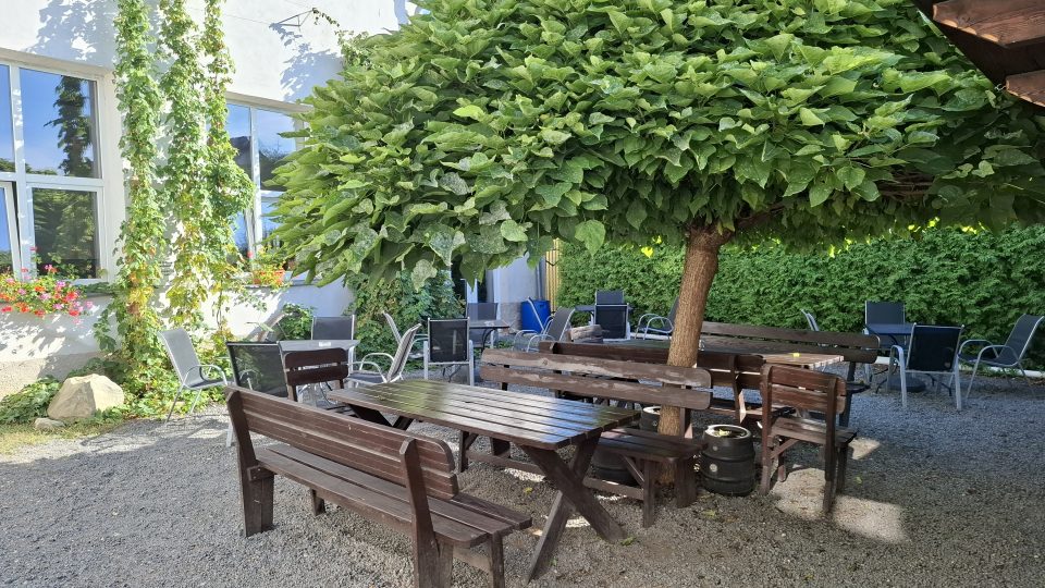 Veselka má kromě restaurace, tanečního sálu a penzionu také příjemné letní posezení