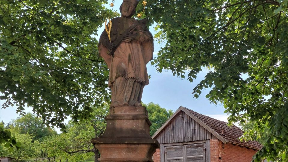Jan Nepomuk a stará hasičárna v Horním Javoří | foto: Vladislava Wildová, Český rozhlas Jan Nepomuk a stará hasičárna v Horním Javoří