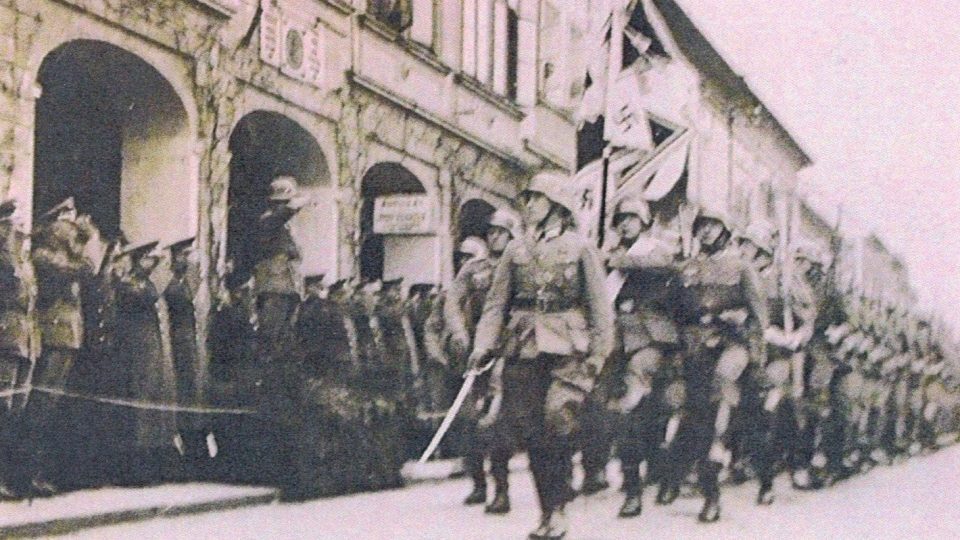Vojenská přehlídka na Masarykově náměstí v Přelouči