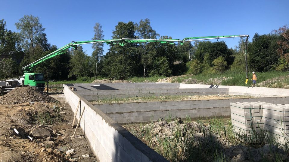 Betonáž bazénu na obnoveném koupališti v Hlinsku (léto 2019)