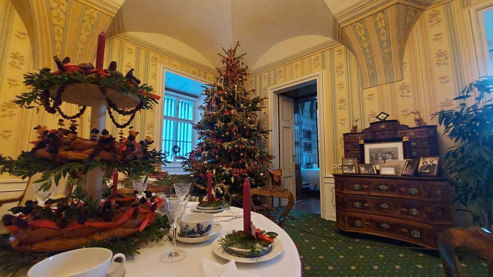 Vánočně vyzdobený salon zámku ve Slatiňanech