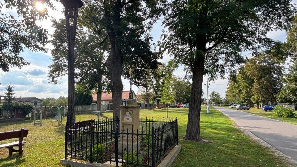 Návesní cestu lemují stoleté lípy, v Neradu i v Živanicích