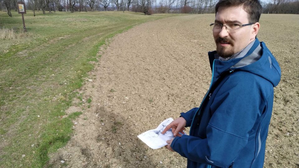 Archeolog Jan Musil srovnává terén  s mapou zaniklého hradiště Habrov