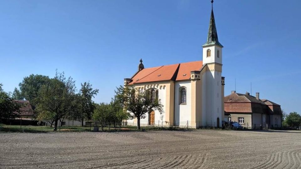 Evangelický kostel ve Dvakačovicích s věží i zvonem