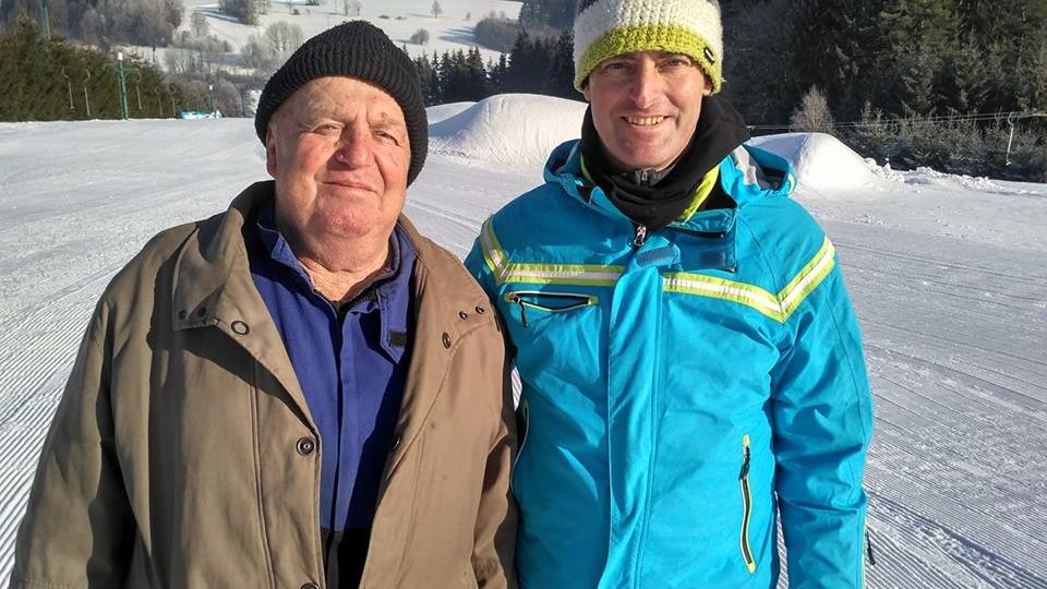 Otec a syn Häuslerovi v lyžařském areálu Hluboká
