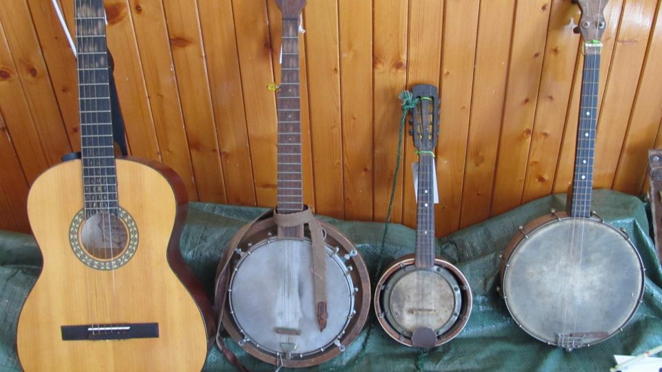 Součástí sbírek Trampského muzea jsou také hudební nástroje, řada z nich má své zajímavé příběhy