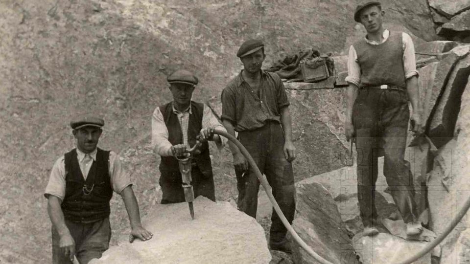 Kameníci v lomu firmy Silika ve 30. letech 20. století