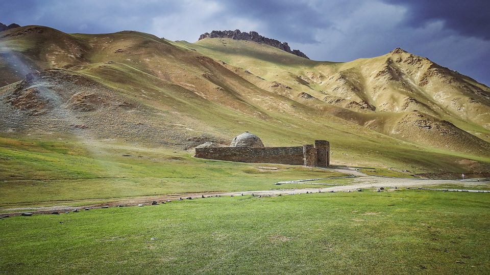Kyrgyzstán - starý karavanseraj Tash Rabat na hranici s Čínou