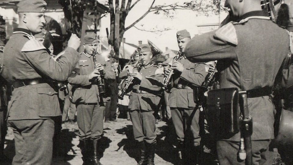 Německé jednotky po příjezdu do zabraných území ČSR.jpg